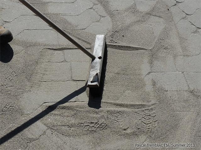 Pose du sable polymre Techniseal pour Joints de Pav Uni