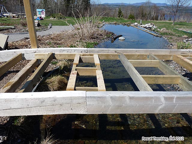 Pont pour étang en arc en bois - Structure en H pour solidifier le tablier