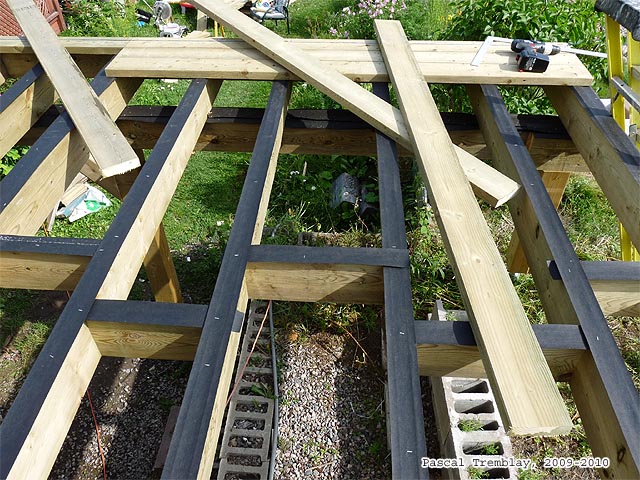 Patio - Terrasse en bois traité - Les solives - Bandes butimineuses