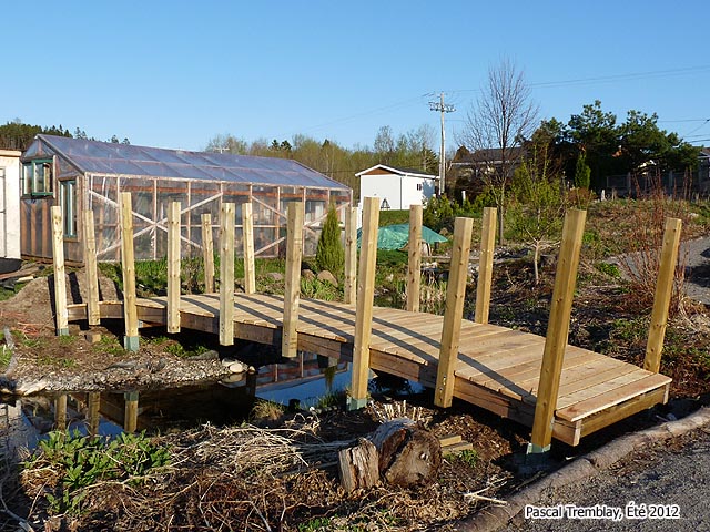 Construire une passerelle en bois - Pont pour étang en construction - Tablier et garde-corps pour pont de jardin