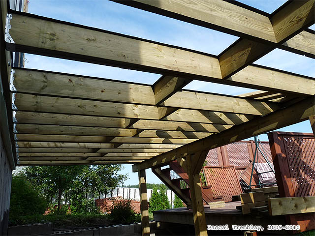 Construire un patio en bois - Installation des solives et des cales