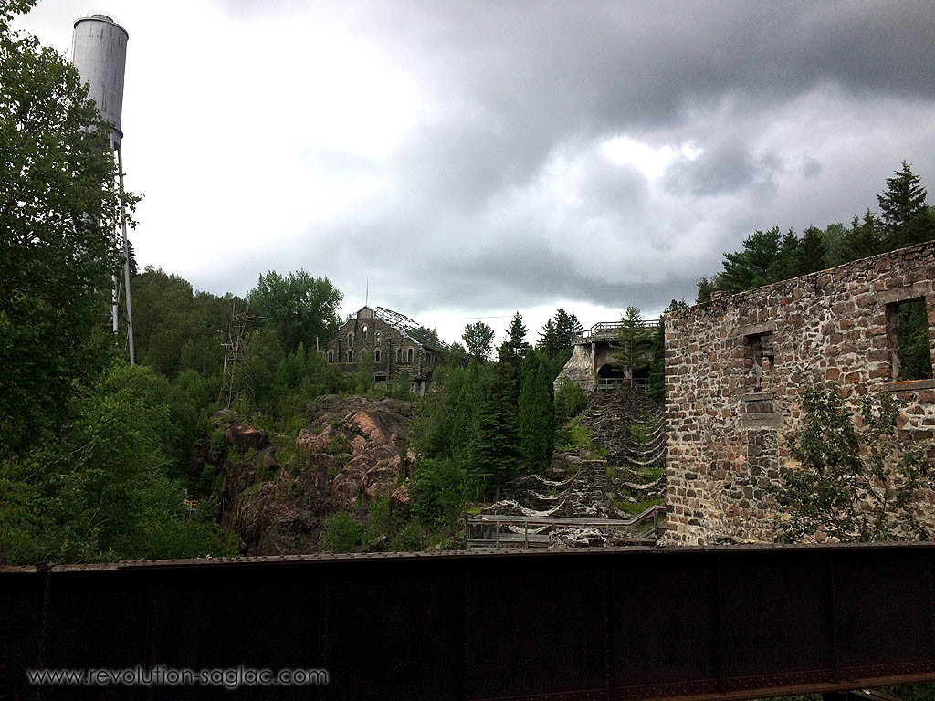 Pouvoir en eau - Pulperie de Chicoutimi - Arches en pierre servant de support aux conduites d'eau nécessaires à la production d'énergie pour le fonctionnement des moulins à papier.